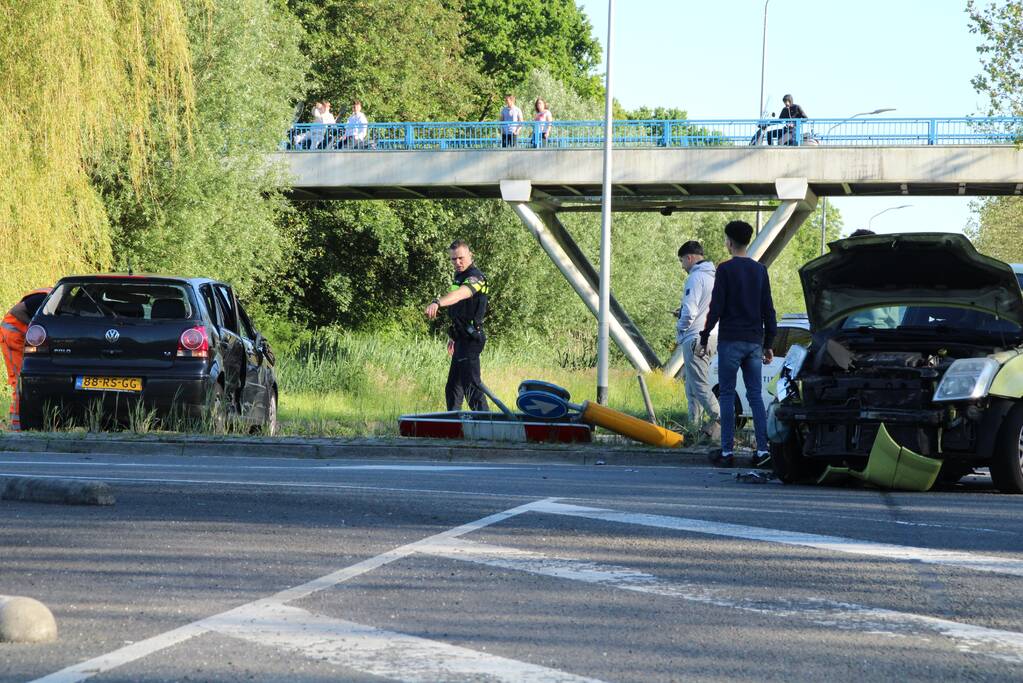 Personenauto belandt ondersteboven door ongeval
