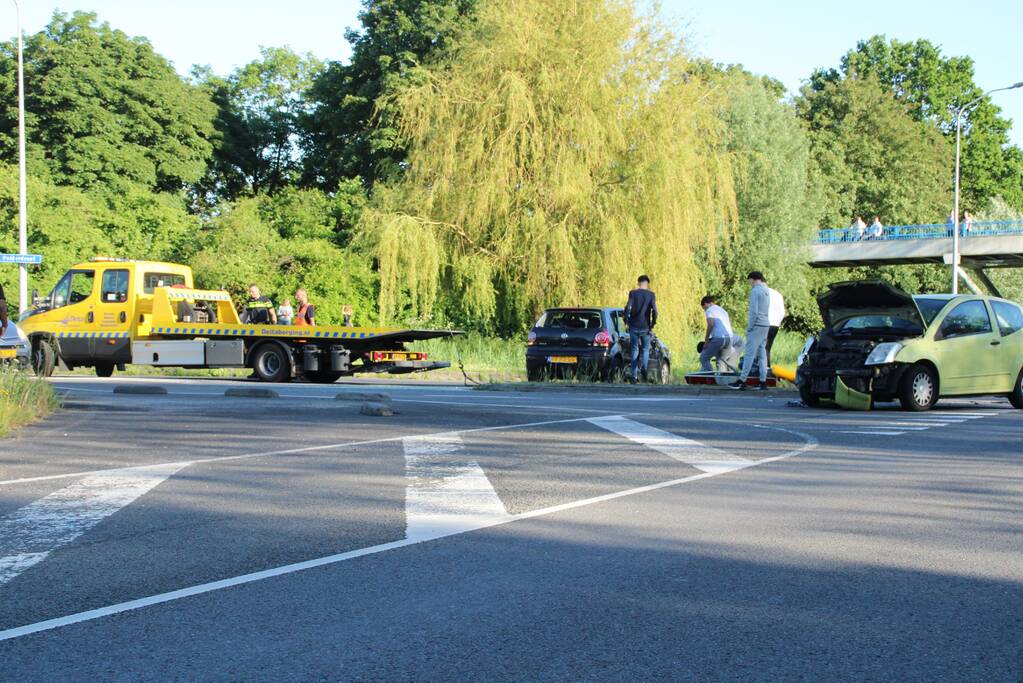 Personenauto belandt ondersteboven door ongeval