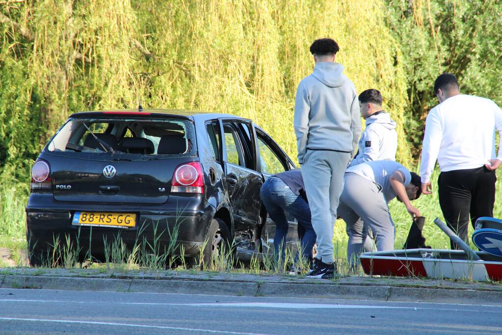 Personenauto belandt ondersteboven door ongeval