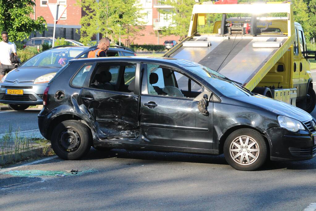 Personenauto belandt ondersteboven door ongeval