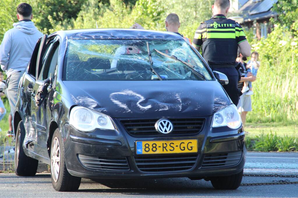 Personenauto belandt ondersteboven door ongeval