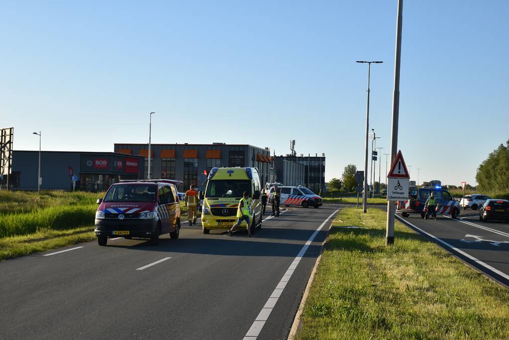Bestuurder van Tesla verliest macht over het stuur en belandt in sloot