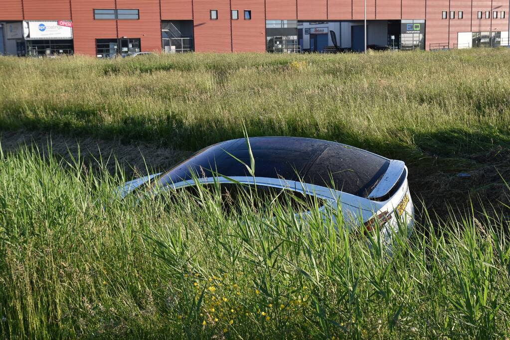 Bestuurder van Tesla verliest macht over het stuur en belandt in sloot