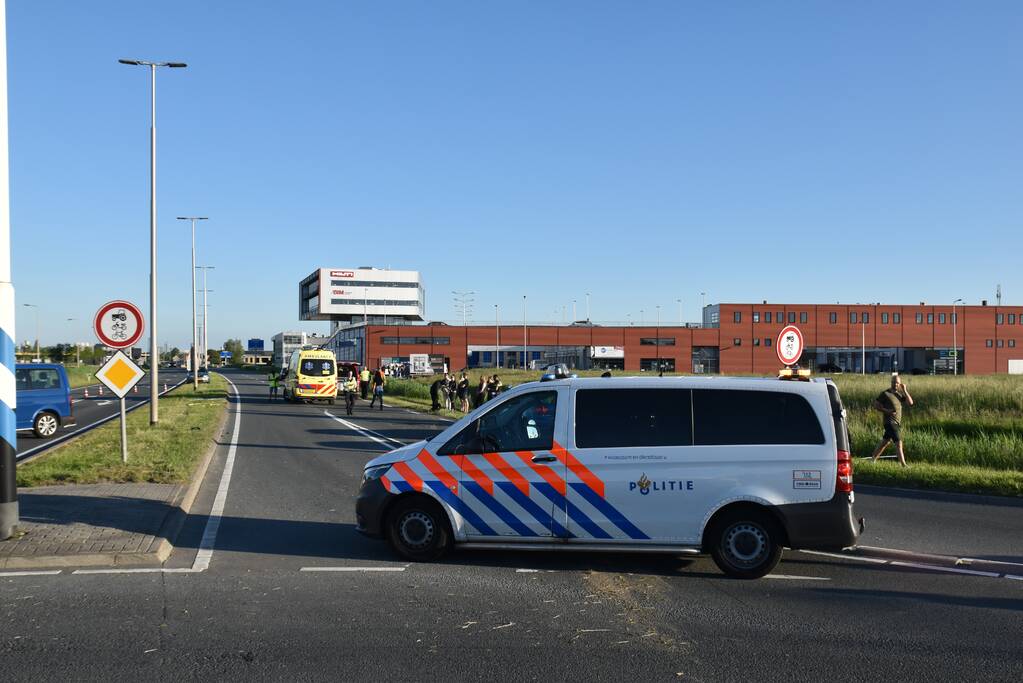 Bestuurder van Tesla verliest macht over het stuur en belandt in sloot