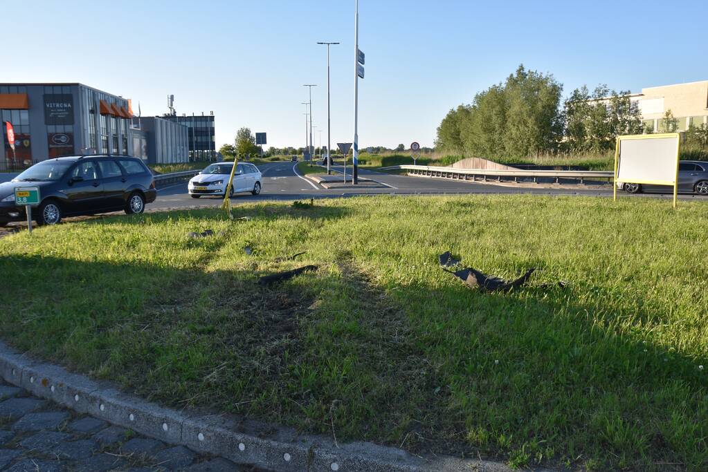 Bestuurder van Tesla verliest macht over het stuur en belandt in sloot