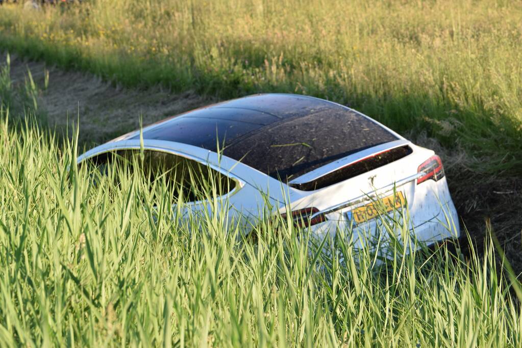 Bestuurder van Tesla verliest macht over het stuur en belandt in sloot