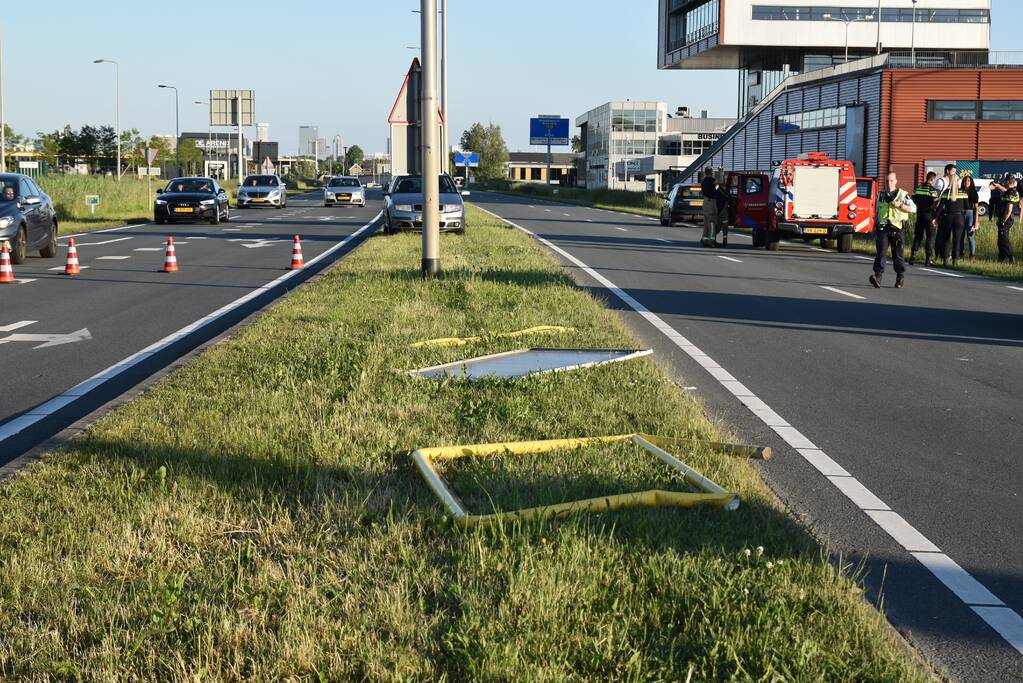 Bestuurder van Tesla verliest macht over het stuur en belandt in sloot