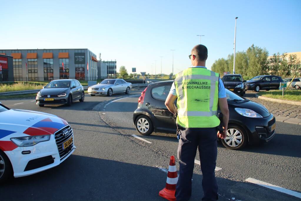 Bestuurder van Tesla verliest macht over het stuur en belandt in sloot