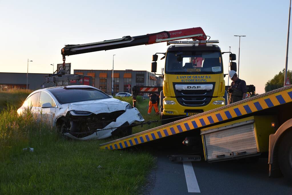 Bestuurder van Tesla verliest macht over het stuur en belandt in sloot