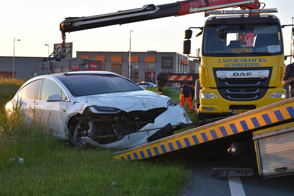Bestuurder van Tesla verliest macht over het stuur en belandt in sloot