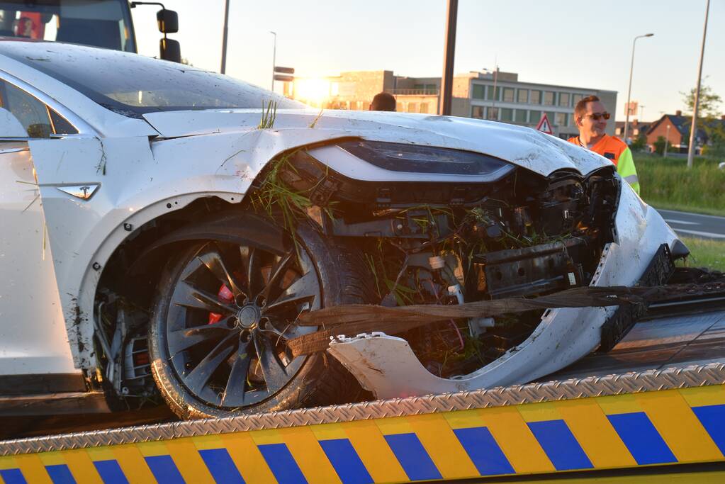 Bestuurder van Tesla verliest macht over het stuur en belandt in sloot