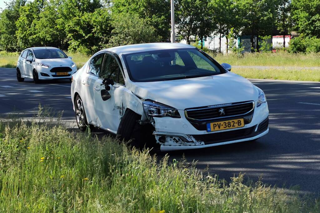 Flinke schade na botsing met twee voertuigen