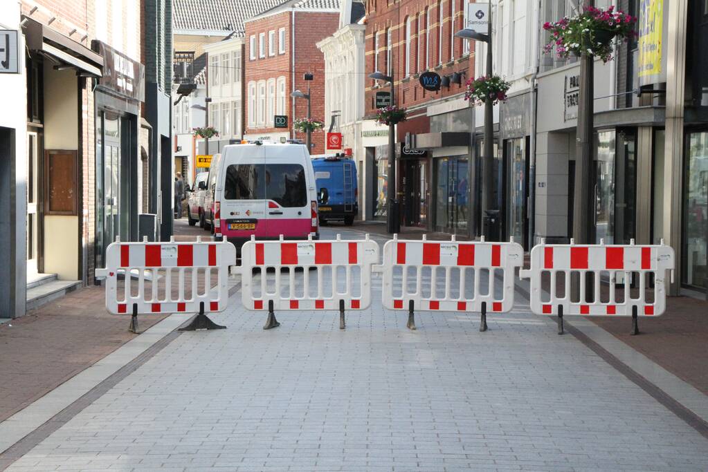 Winkelstraat afgesloten door waterlekkage