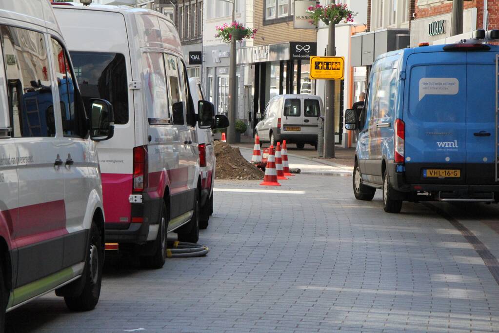 Winkelstraat afgesloten door waterlekkage
