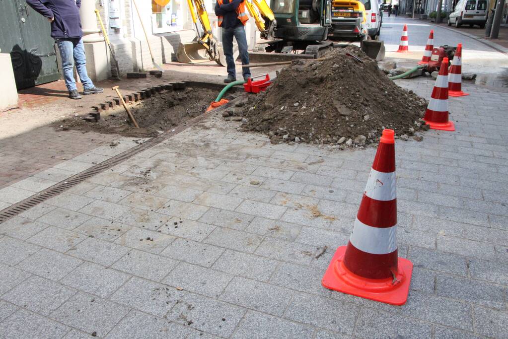 Winkelstraat afgesloten door waterlekkage