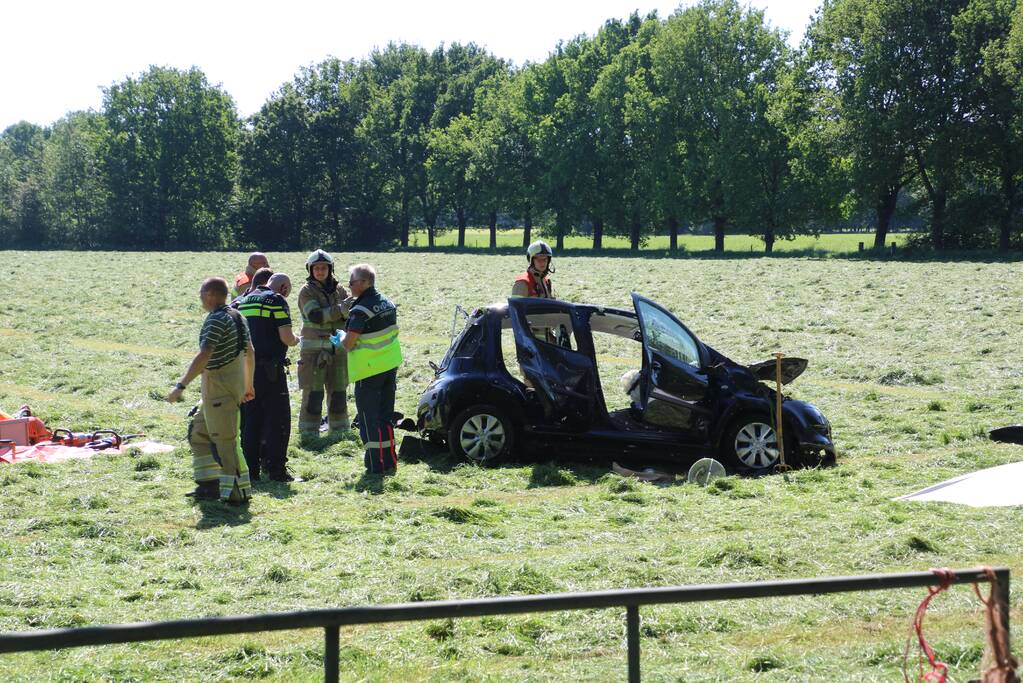 Auto belandt in weiland na ongeval