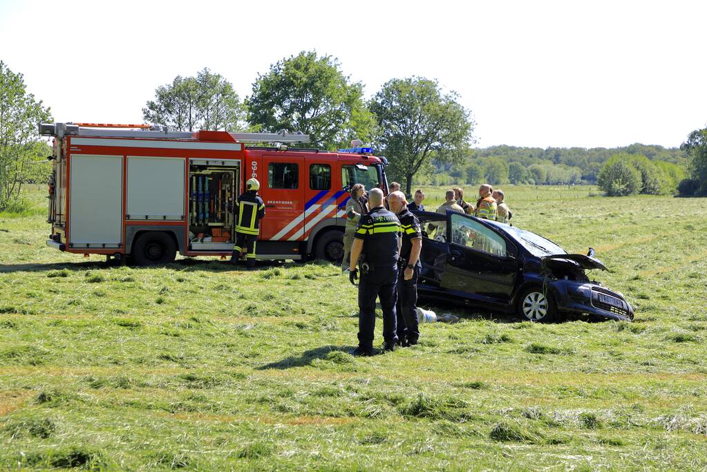 Auto belandt in weiland na ongeval