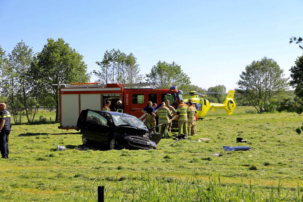 Auto belandt in weiland na ongeval