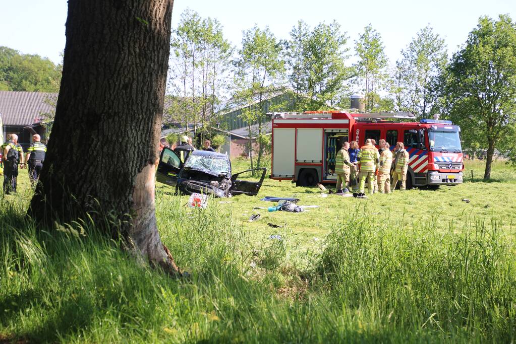 Auto belandt in weiland na ongeval