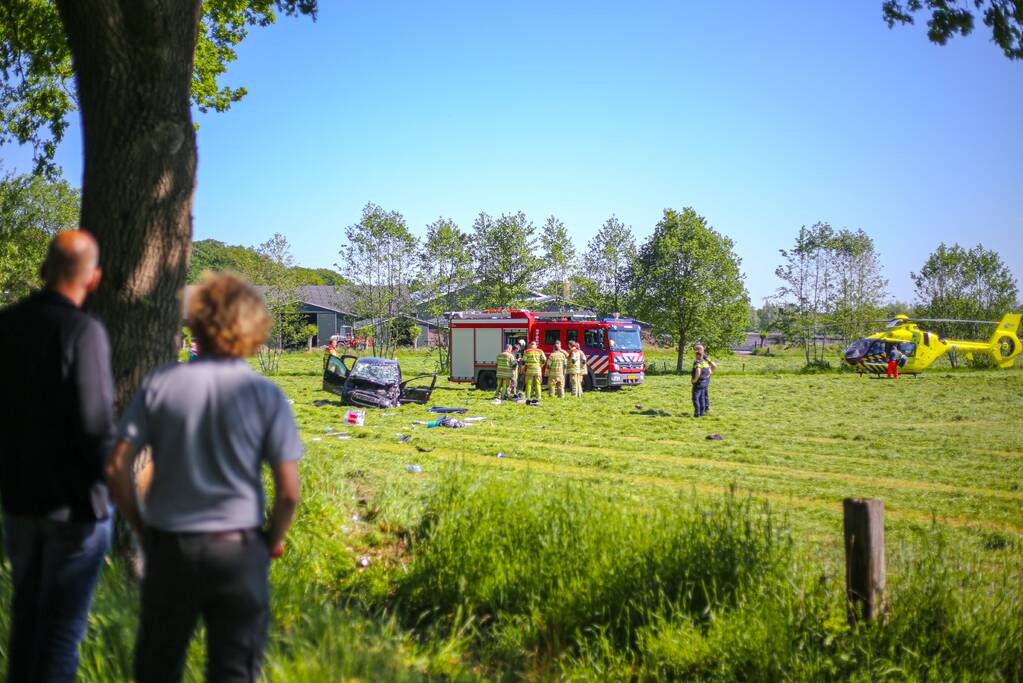 Auto belandt in weiland na ongeval