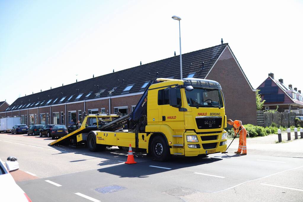 Schade bij aanrijding tussen twee auto's