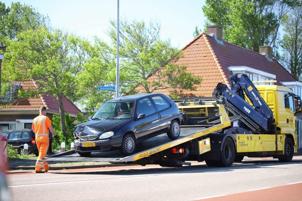 Schade bij aanrijding tussen twee auto's