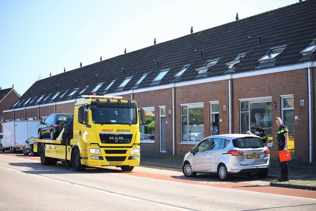 Schade bij aanrijding tussen twee auto's