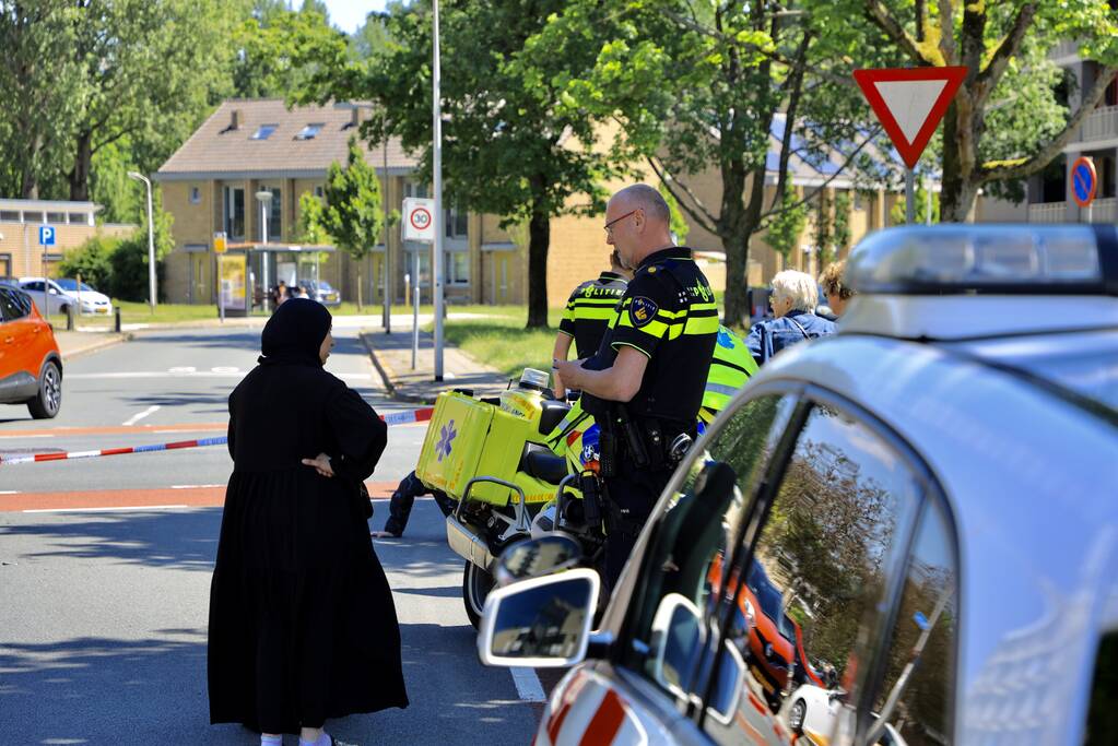 Personenauto botst op brommer