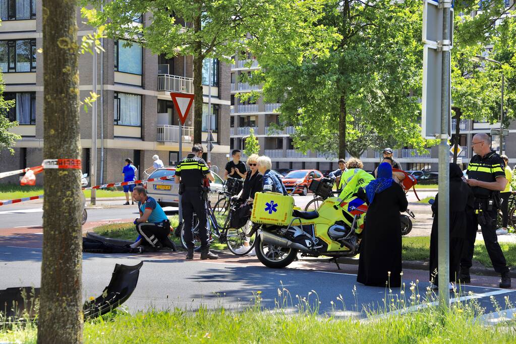 Personenauto botst op brommer