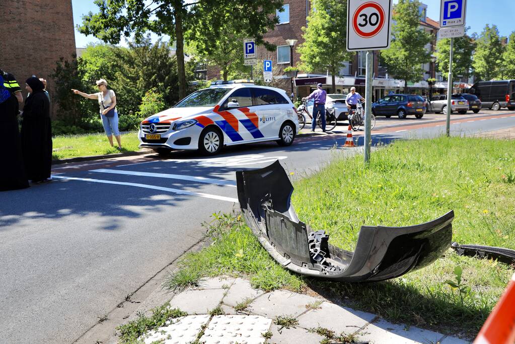Personenauto botst op brommer