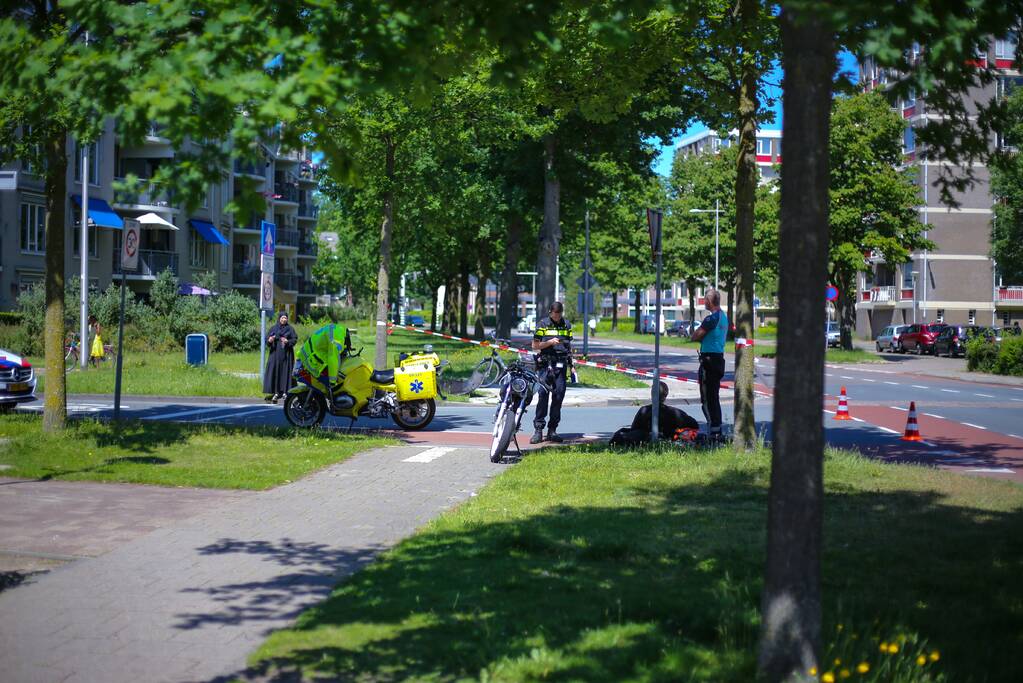 Personenauto botst op brommer