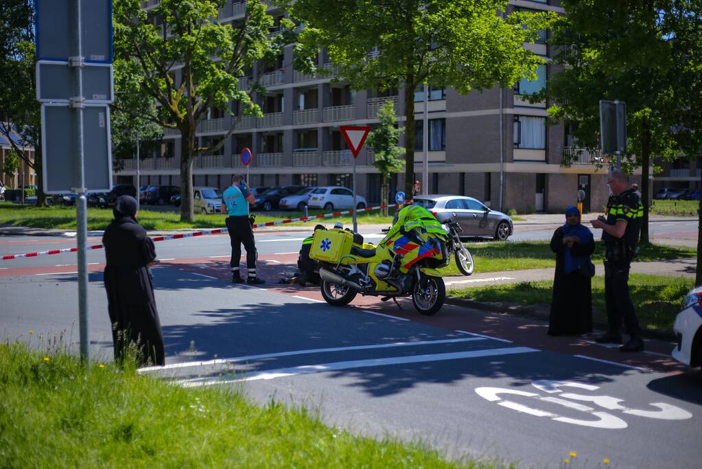 Personenauto botst op brommer
