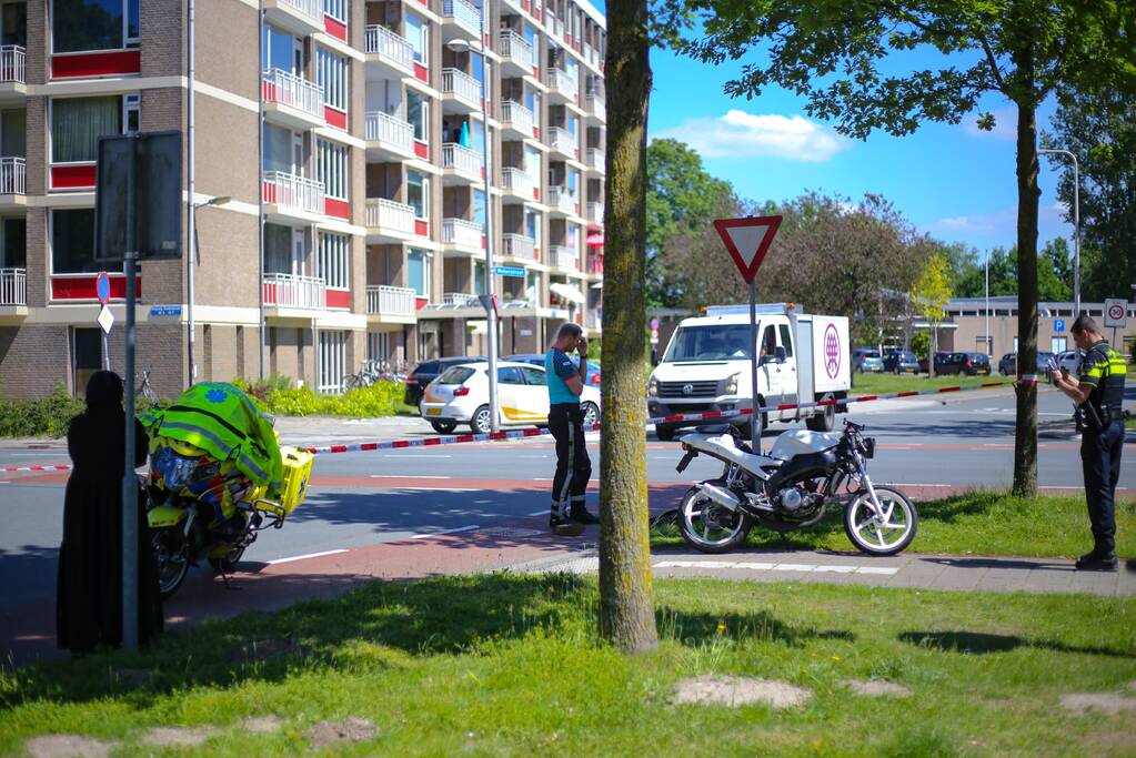 Personenauto botst op brommer