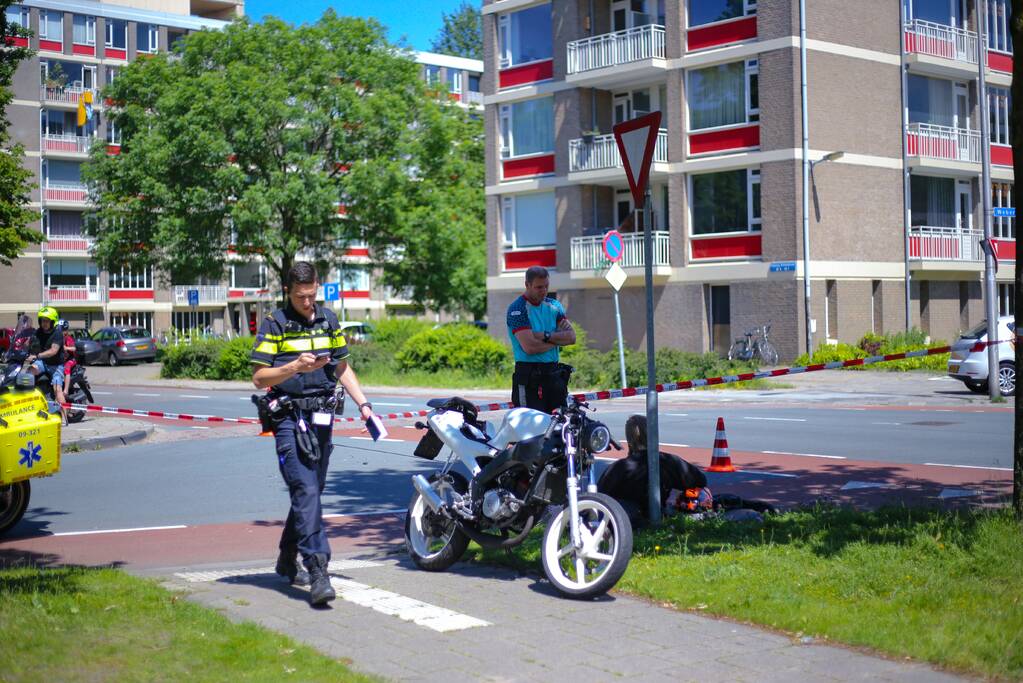 Personenauto botst op brommer