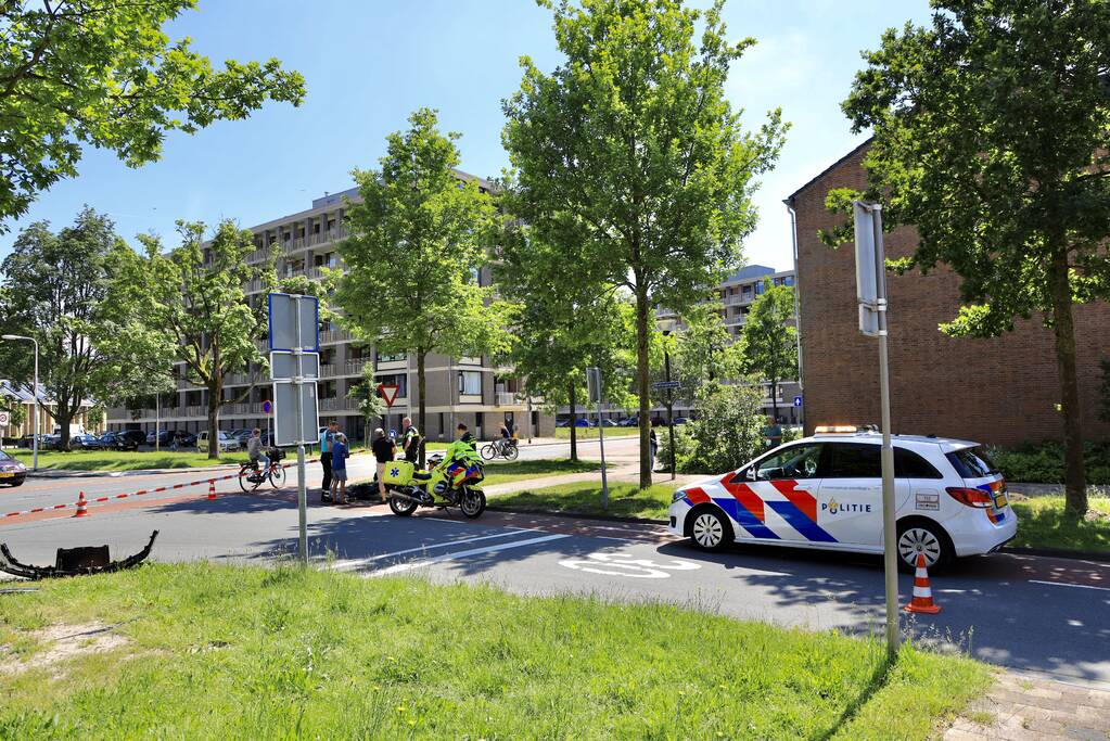 Personenauto botst op brommer