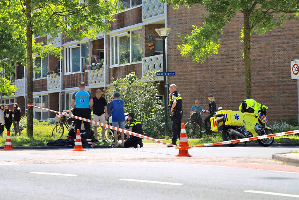 Personenauto botst op brommer