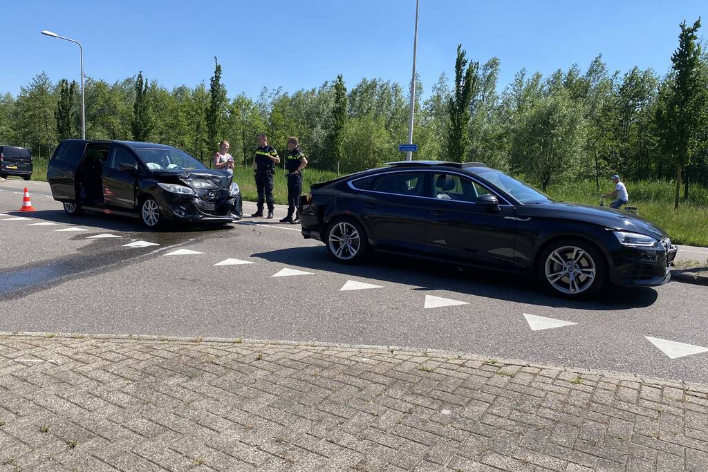 Kettingenbotsing tussen drie personenwagens