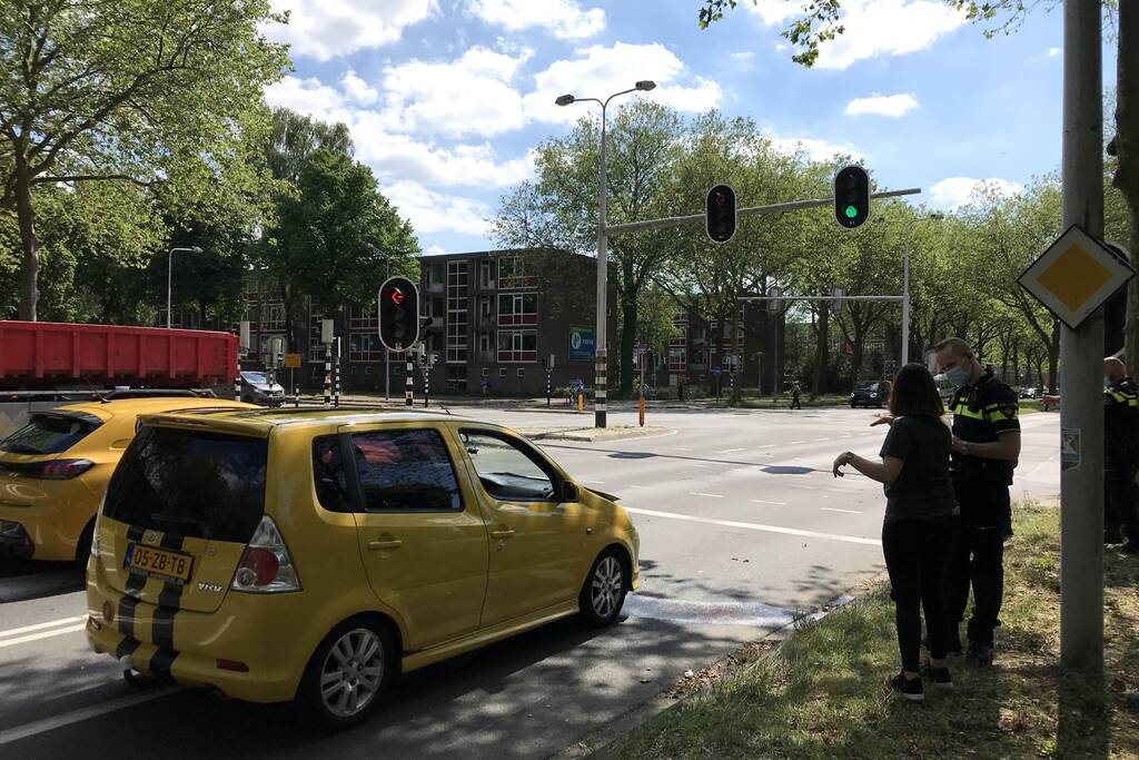 Auto lekt vloeistof na botsing
