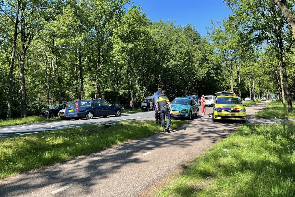 Personenauto belandt op boom