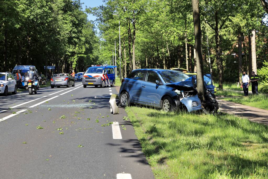 Personenauto belandt op boom