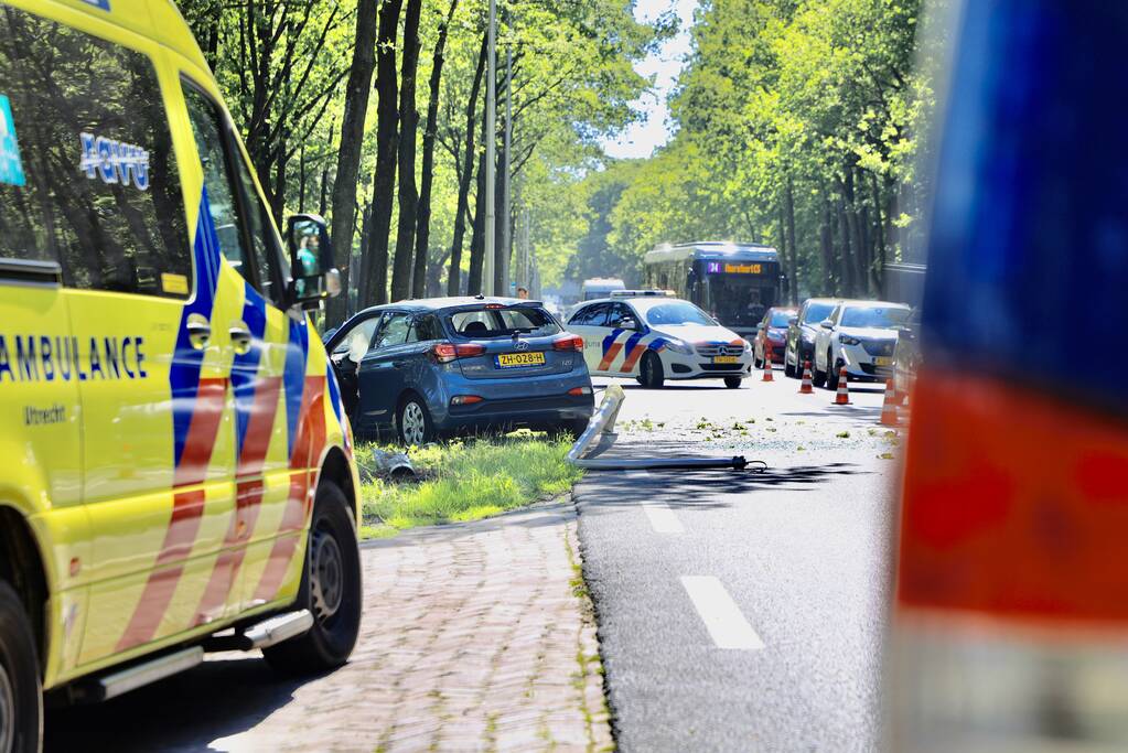 Personenauto belandt op boom