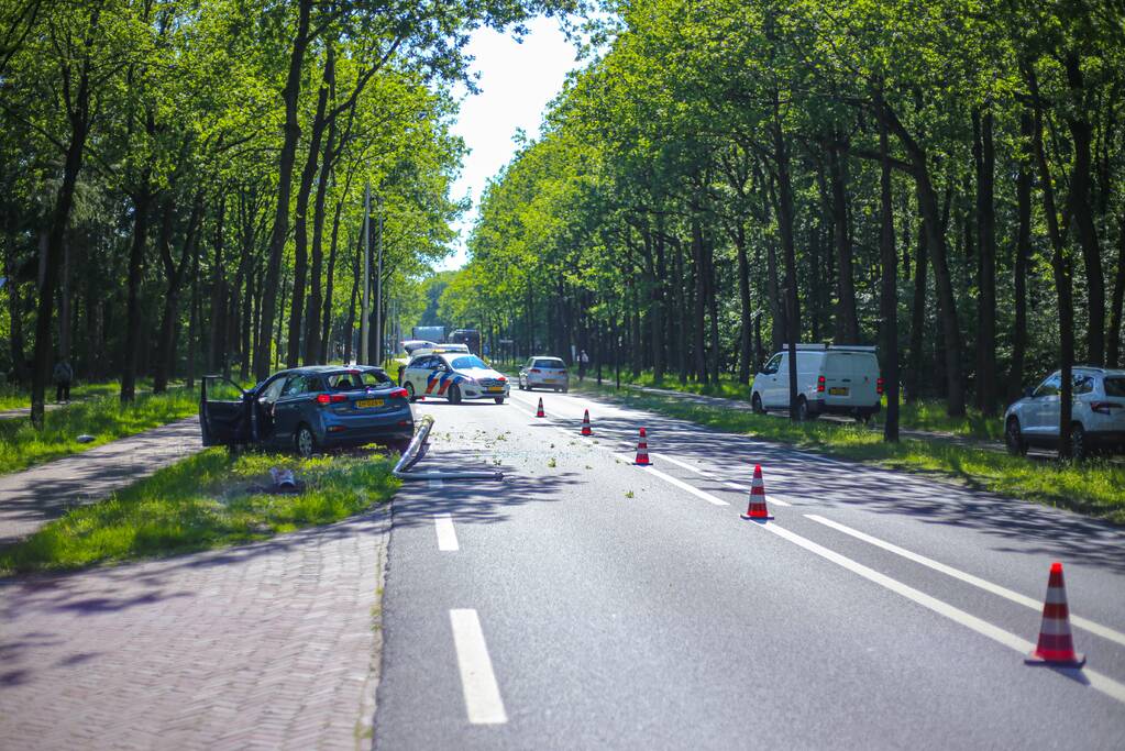 Personenauto belandt op boom