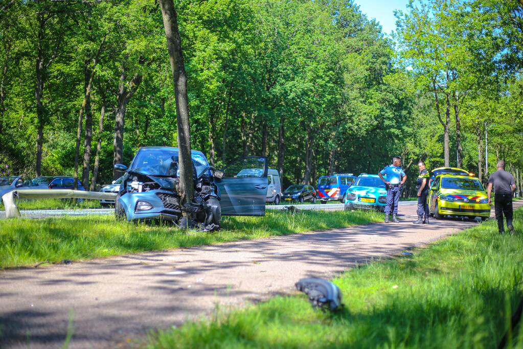 Personenauto belandt op boom