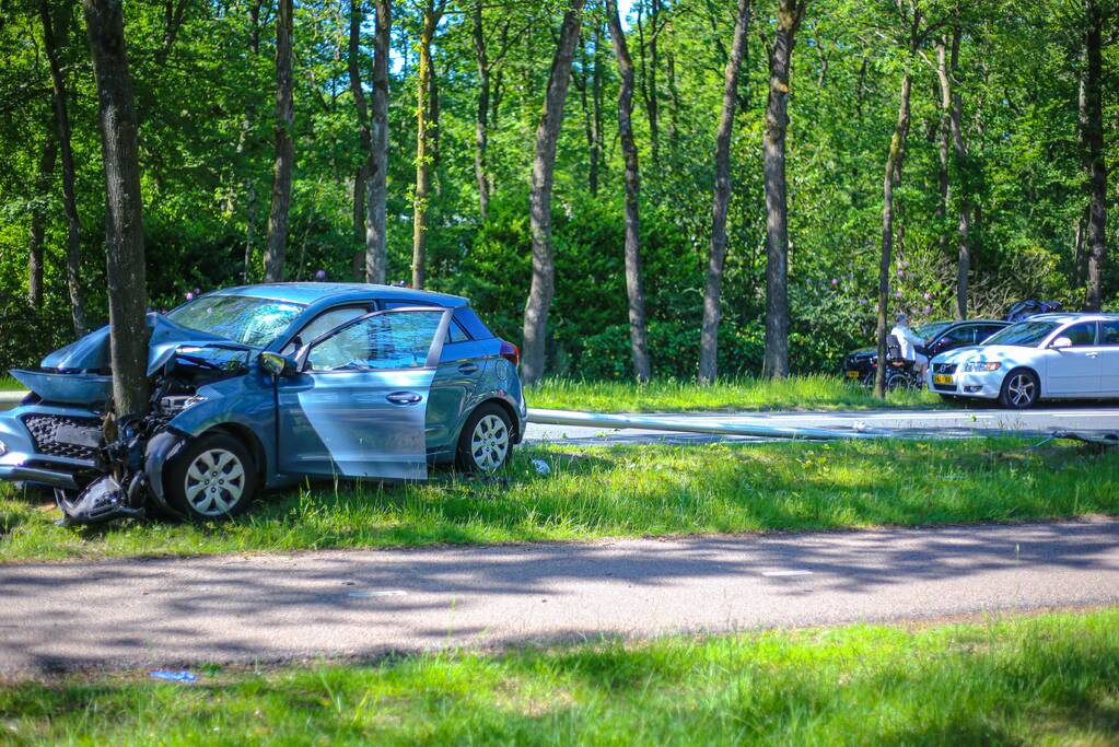 Personenauto belandt op boom