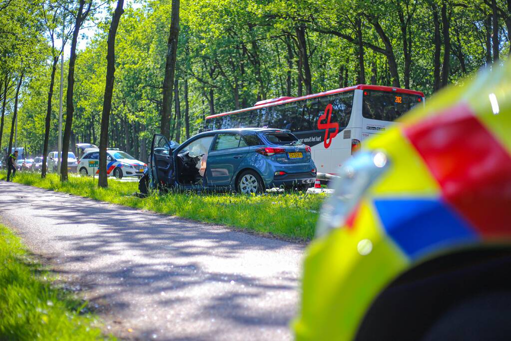 Personenauto belandt op boom