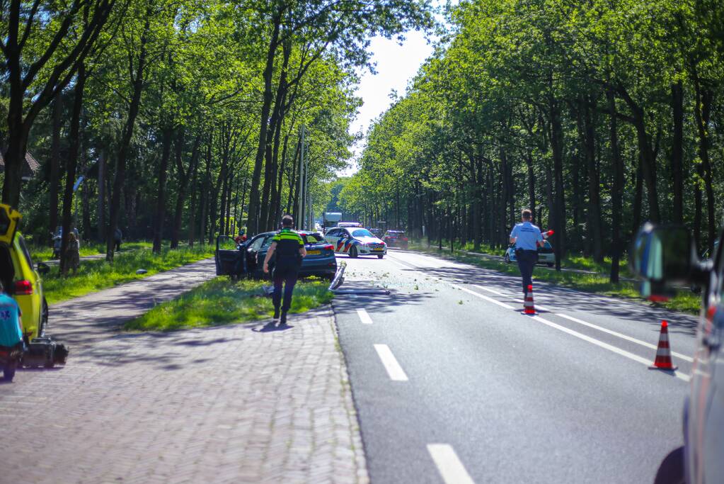 Personenauto belandt op boom