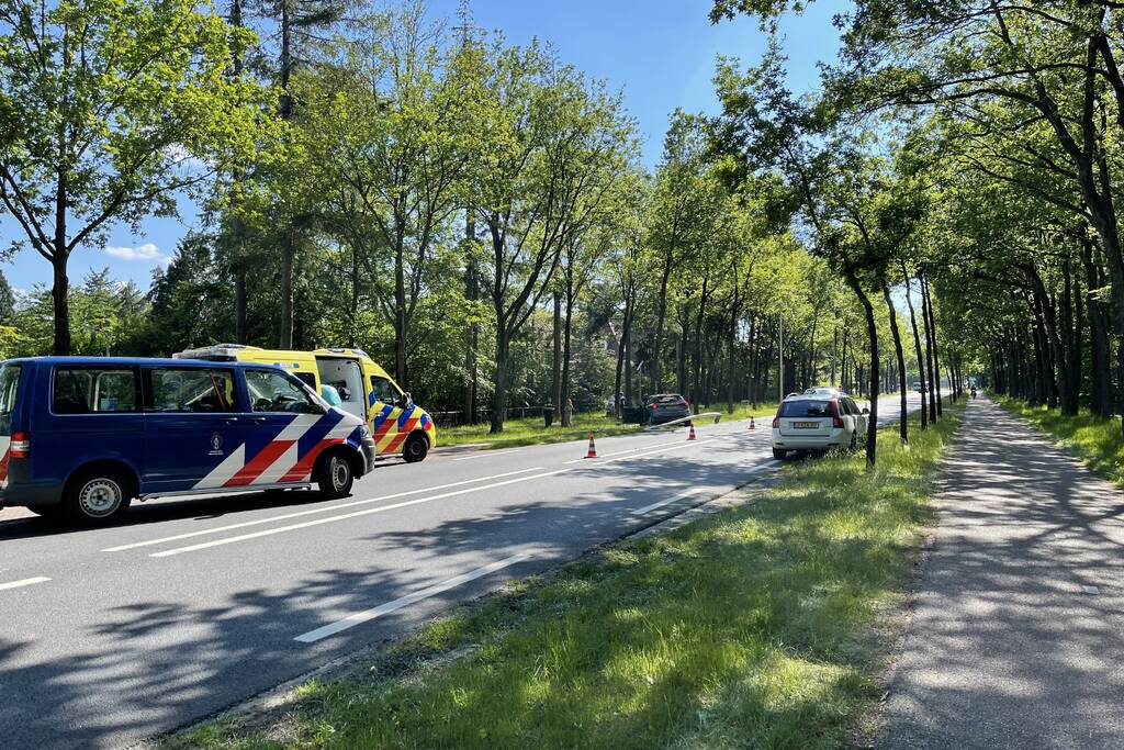 Personenauto belandt op boom