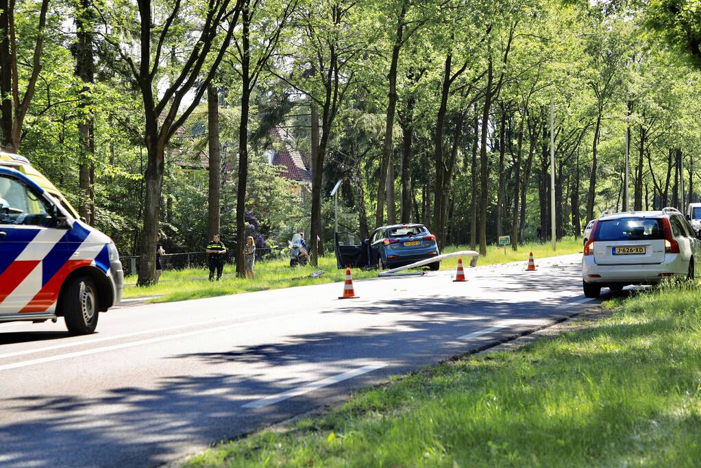 Personenauto belandt op boom