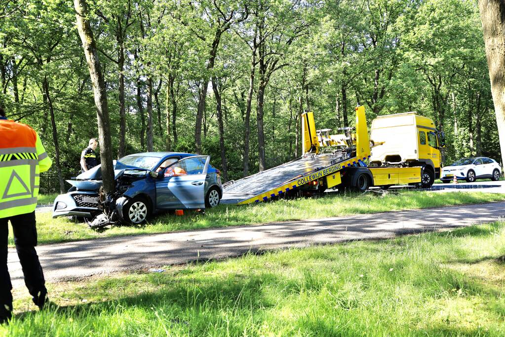 Personenauto belandt op boom