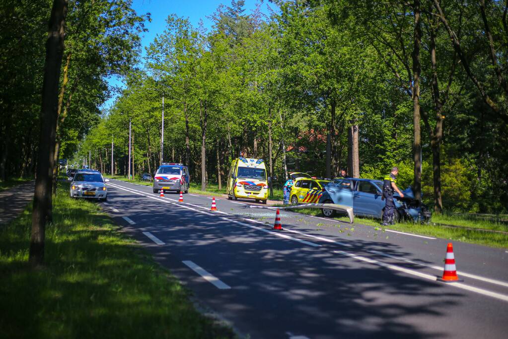 Personenauto belandt op boom